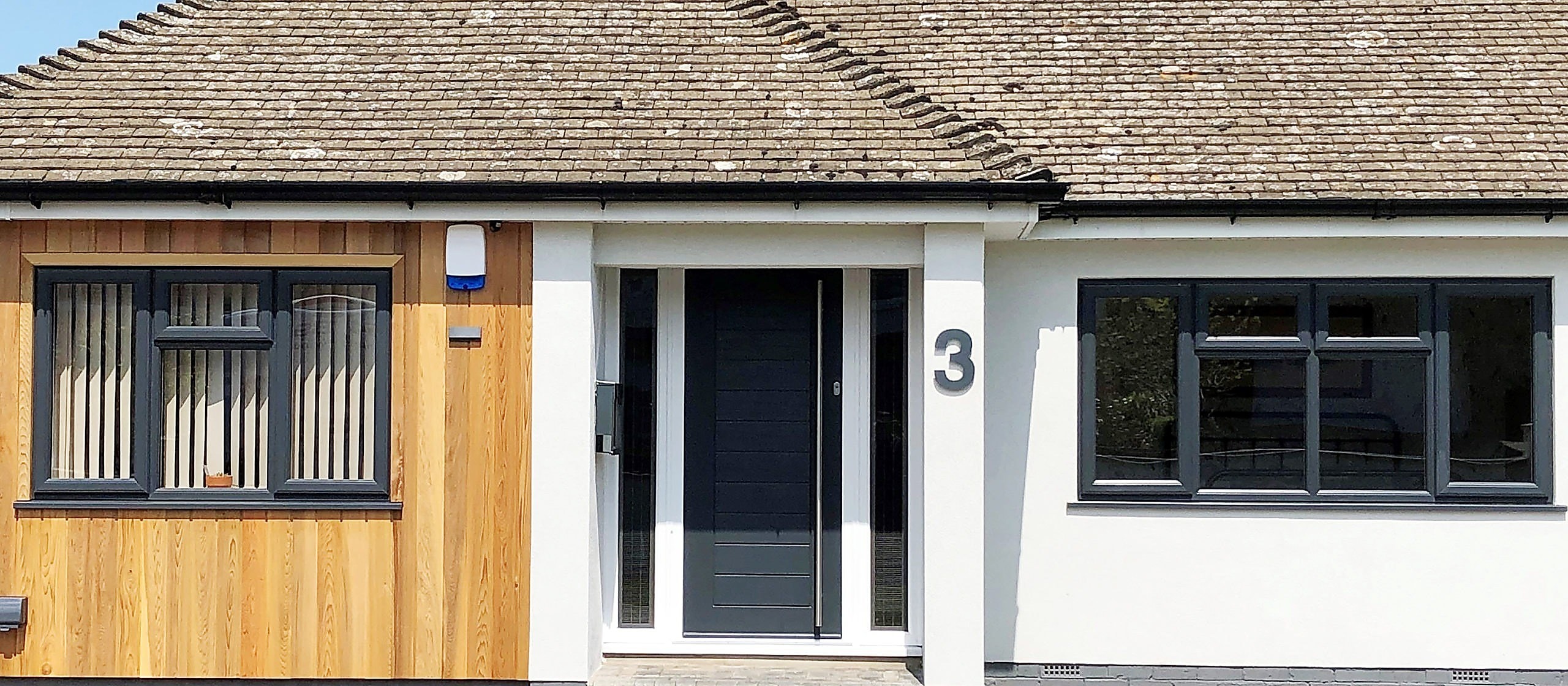 Bungalow with anthracite windows, a composite door and cedar cladding